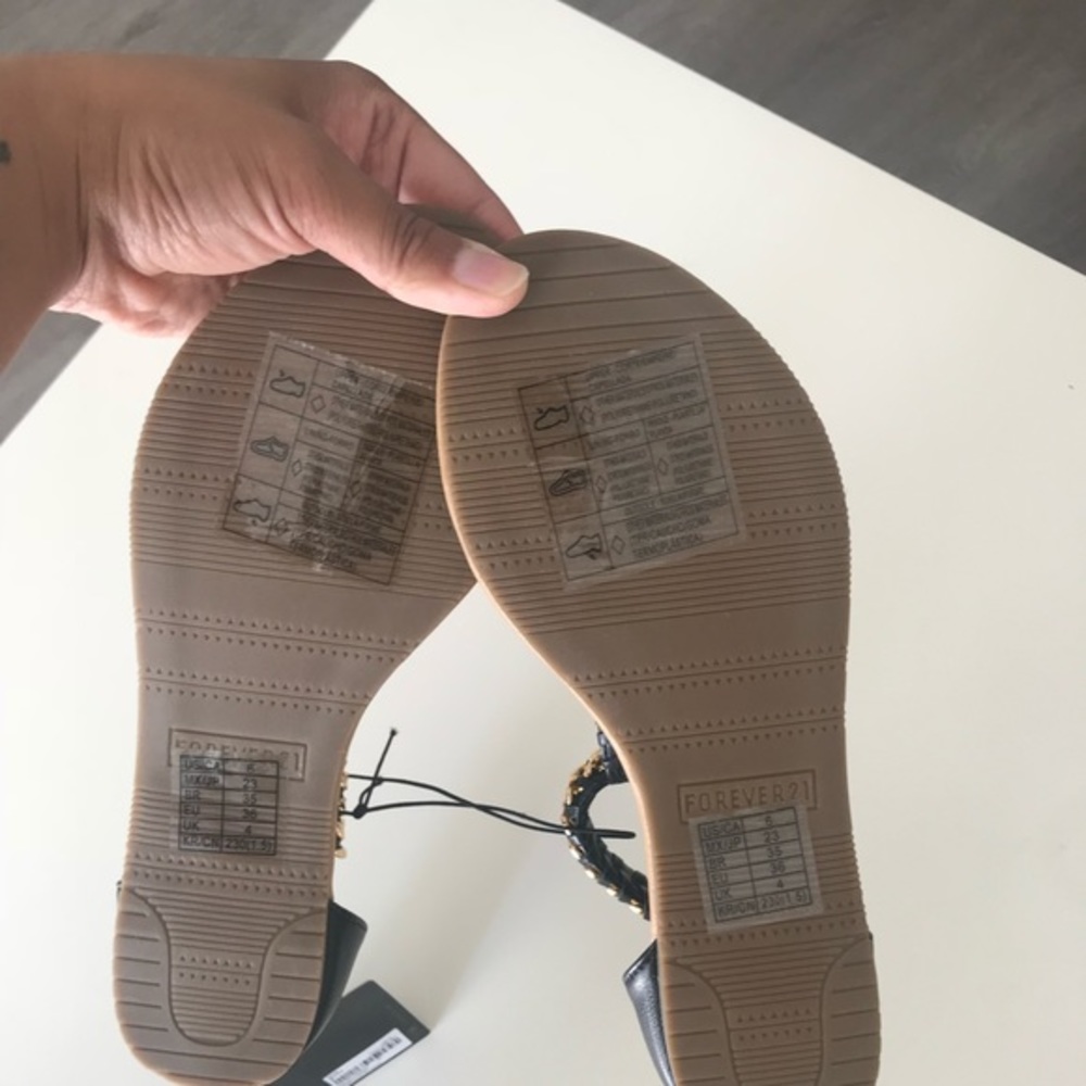 Sandals‎ - Picture 2 of 2